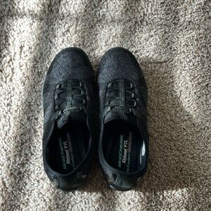 Relaxed Fit air-cooled memory foam Skechers size 7.5 Vegan. Machine washable.